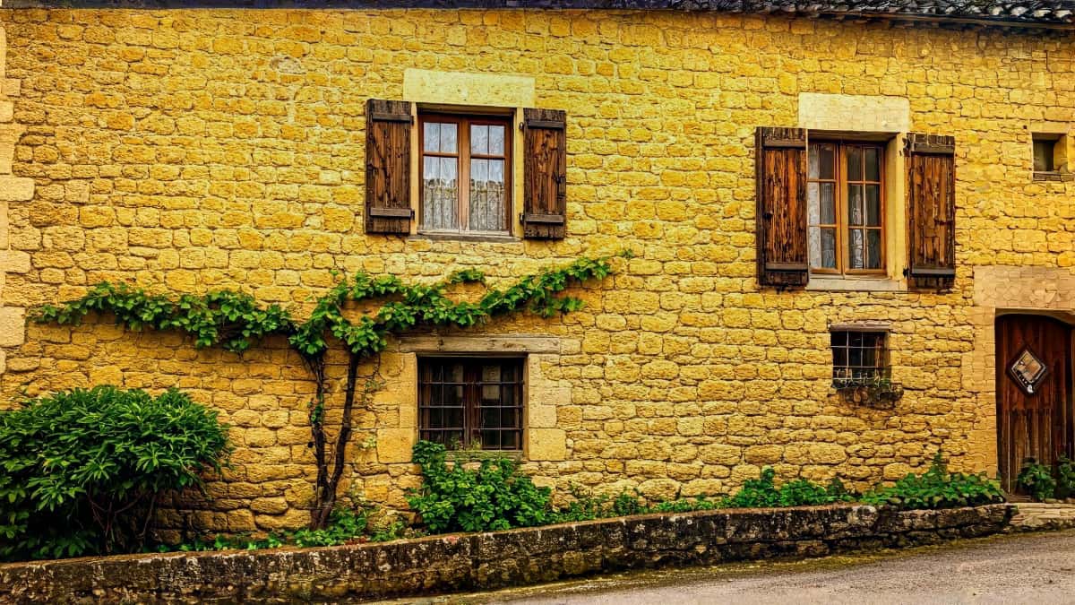 Rénovation façade en pierre dorée